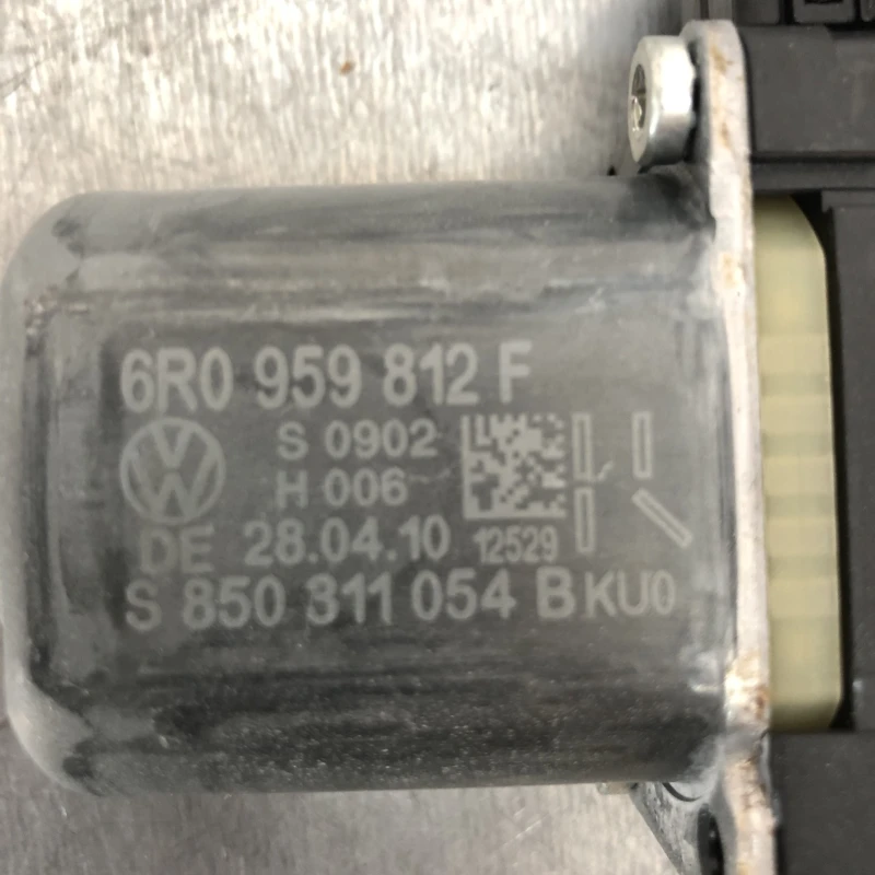 Motoras geam dreapta spate / Volkswagen Polo 6R 2010 / Audio si electronice