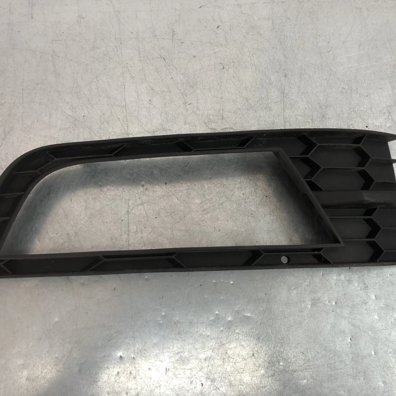 Grila proiector stanga Skoda 