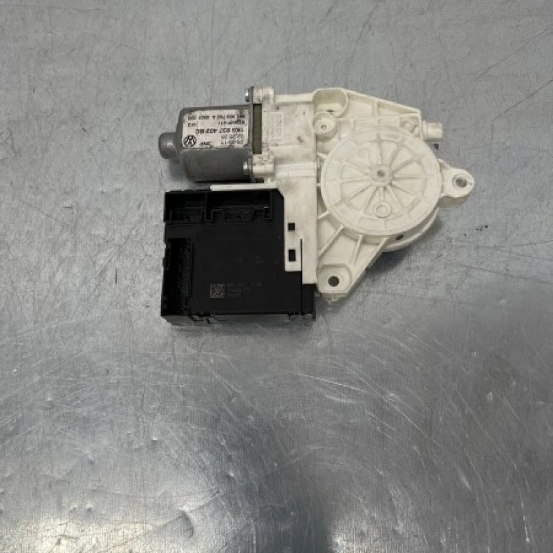 Motoras geam dreapta fata / Volkswagen Golf MK6 2011 / Audio si electronice
