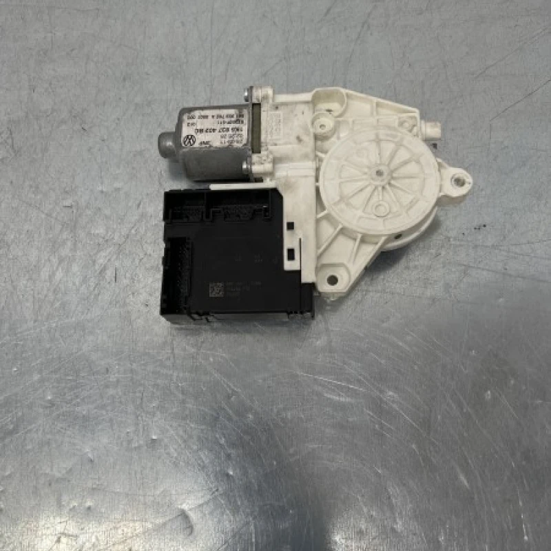 Motoras geam dreapta fata Volkswagen 