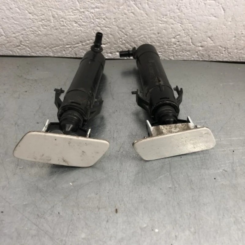 Spalator far stanga dreapta / Volkswagen Passat B7 2013 / Caroserie, oglinzi si faruri