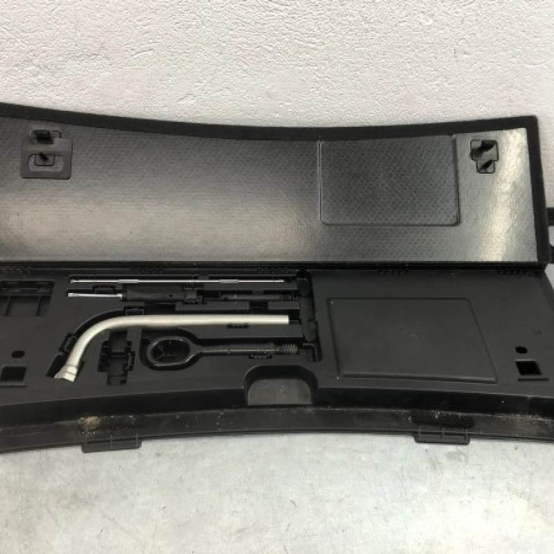 kit cheie si surubelnita portbagaj / Audi A4 B8 facelift 2014 / Interior