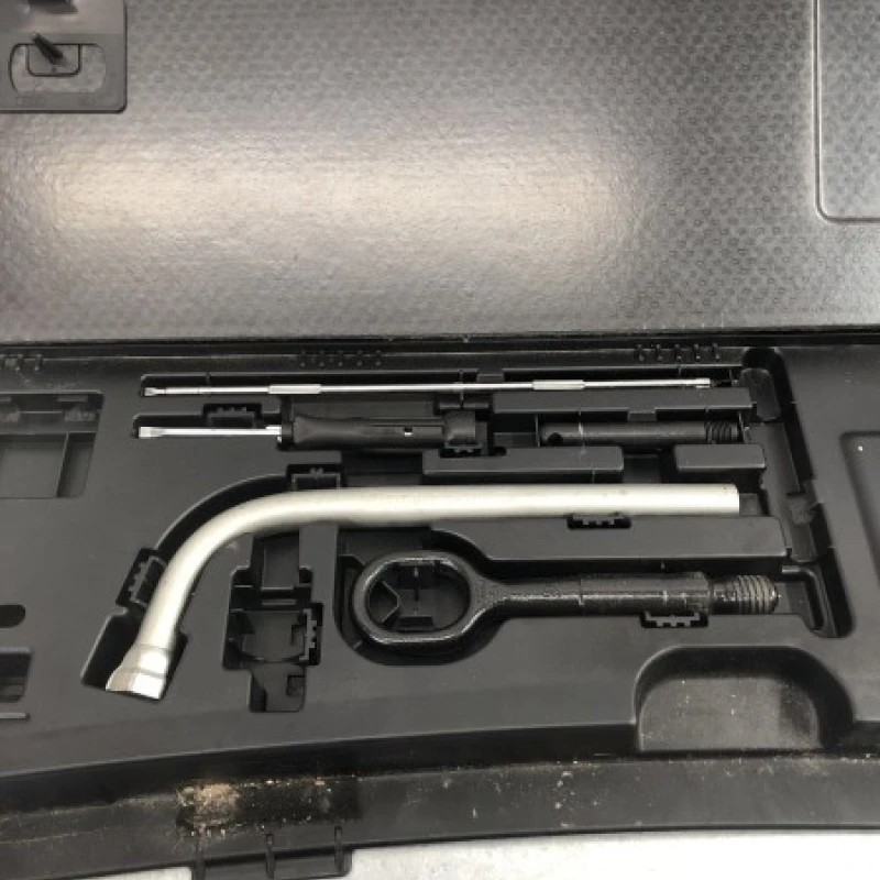 kit cheie si surubelnita portbagaj / Audi A4 B8 facelift 2014 / Interior