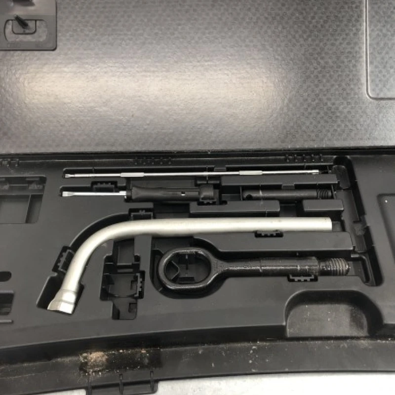 kit cheie si surubelnita portbagaj / Audi A4 B8 facelift 2014 / Interior