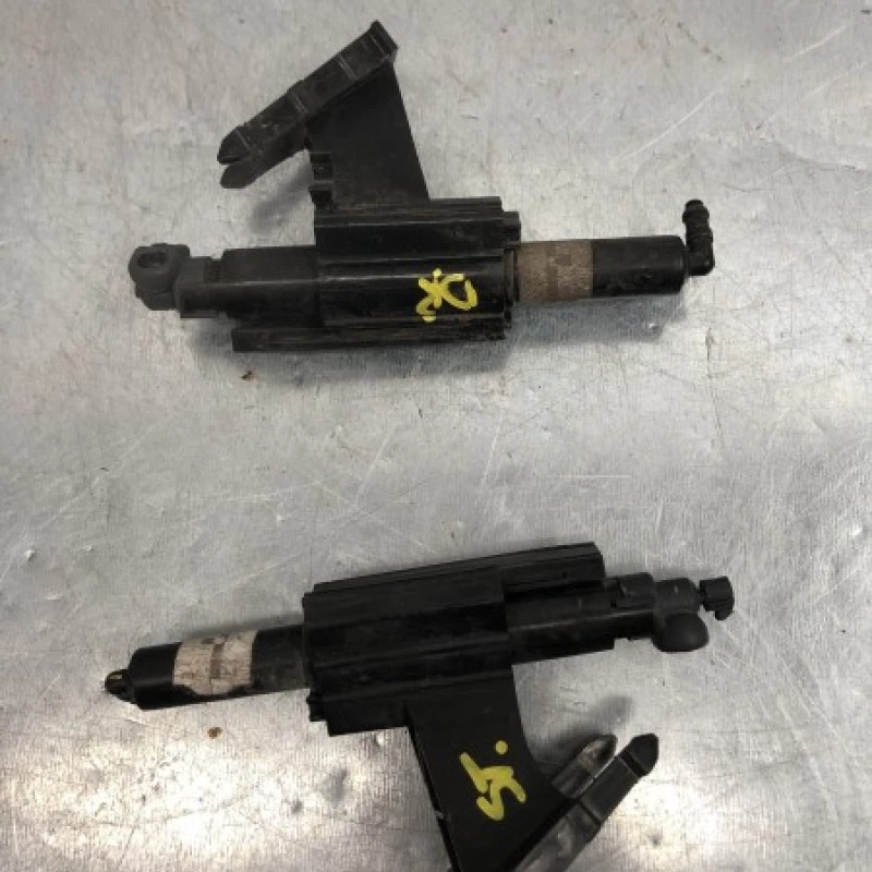 Spalator far dreapta stanga / Ford Fiesta MK6 2011 / Caroserie, oglinzi si faruri