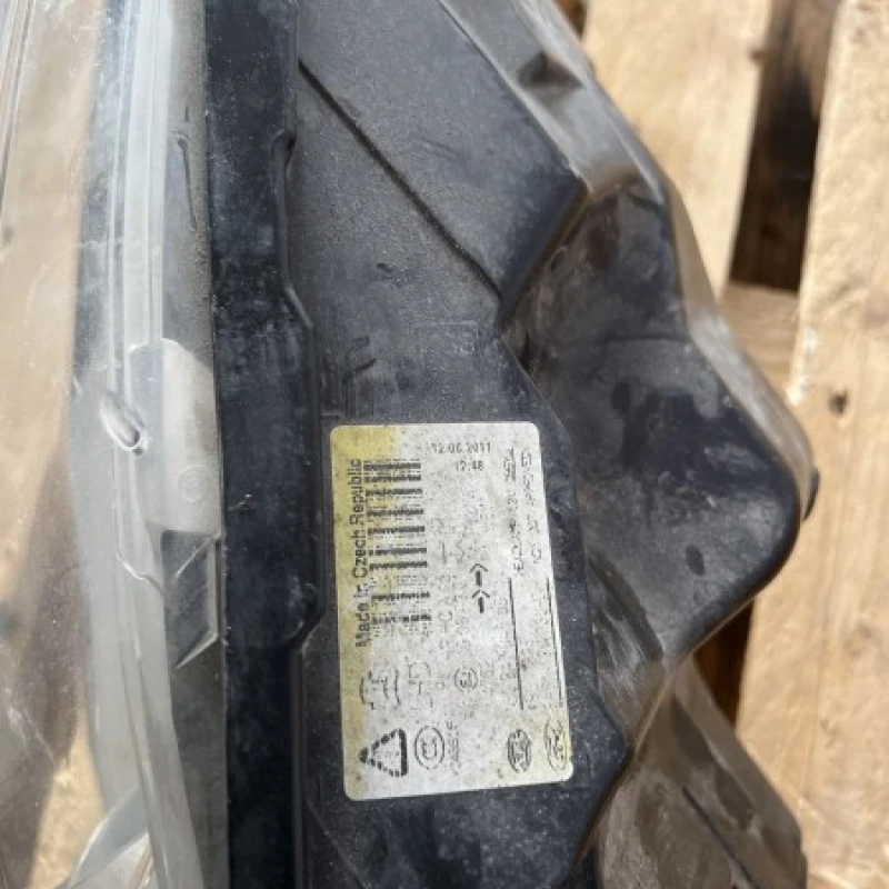 Far stanga Europa / Ford Fiesta MK6 2011 / Caroserie, oglinzi si faruri