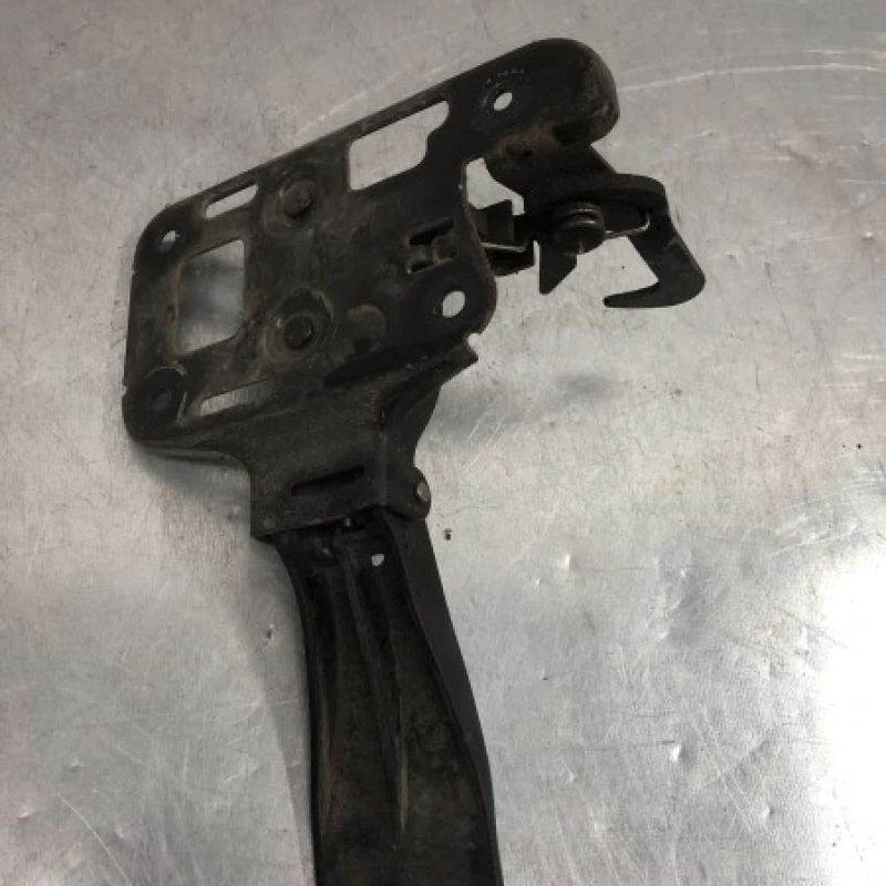 Incuietoare capota / Audi A4 B8 2010 / Caroserie, oglinzi si faruri