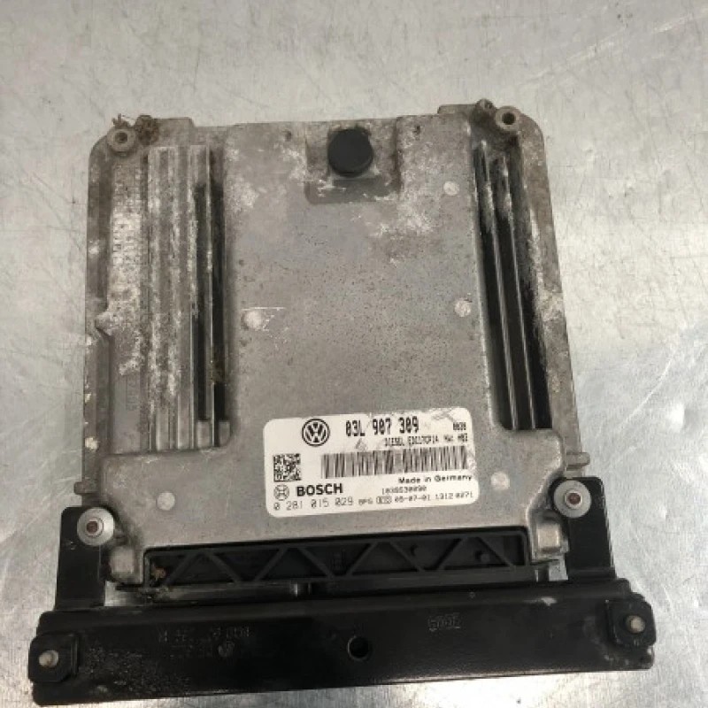 Calculator motor ecu Volkswagen Passat B6 2010
