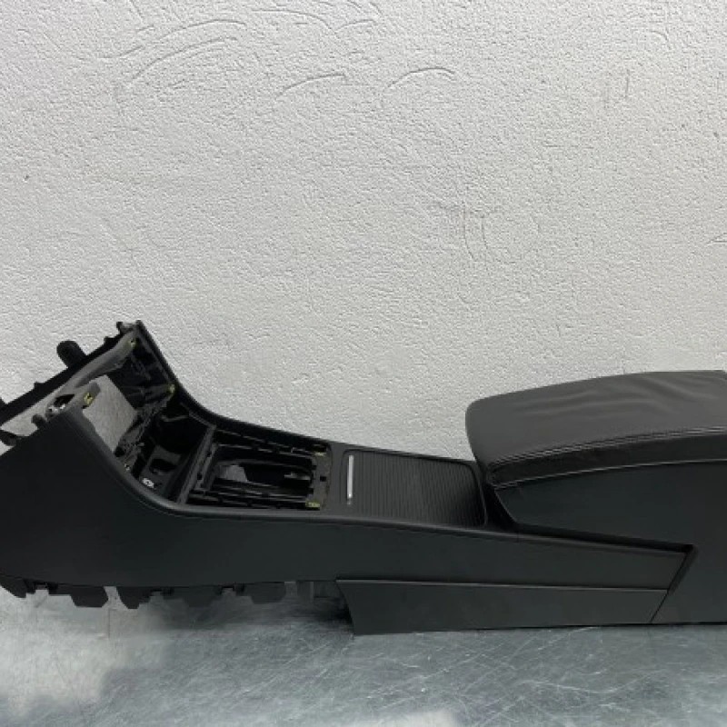 Cotiera centrala / Volkswagen Passat B7 2013 / Interior