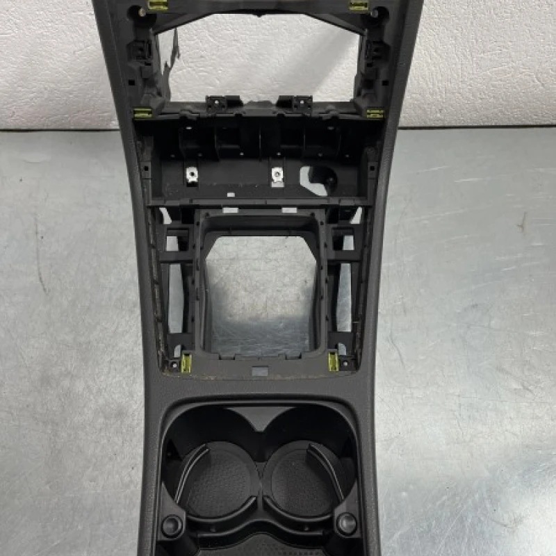 Cotiera centrala / Volkswagen Passat B7 2013 / Interior
