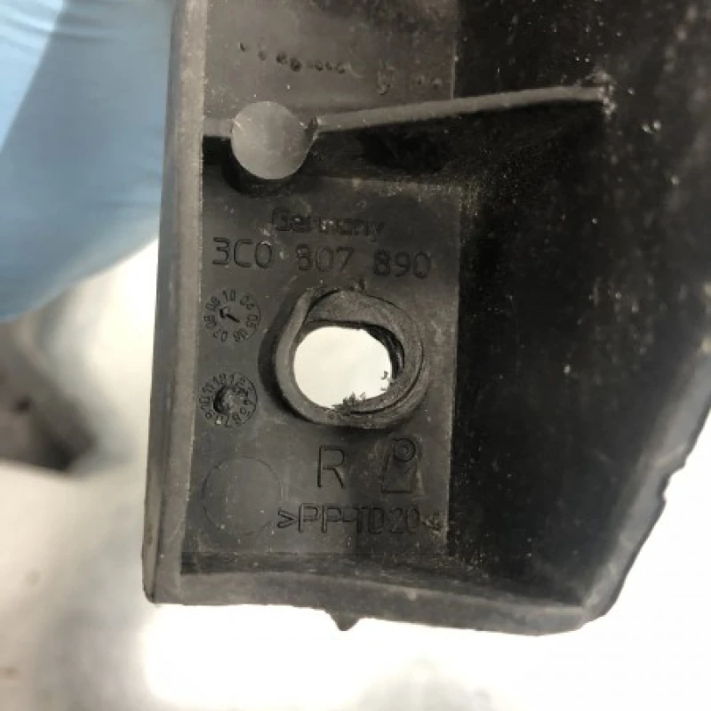 Suport far stanga dreapta / Volkswagen Passat B6 2010 / Caroserie, oglinzi si faruri