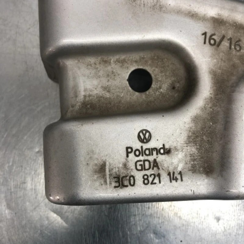 Suport aripa stanga dreapta / Volkswagen Passat B6 2010 / Caroserie, oglinzi si faruri