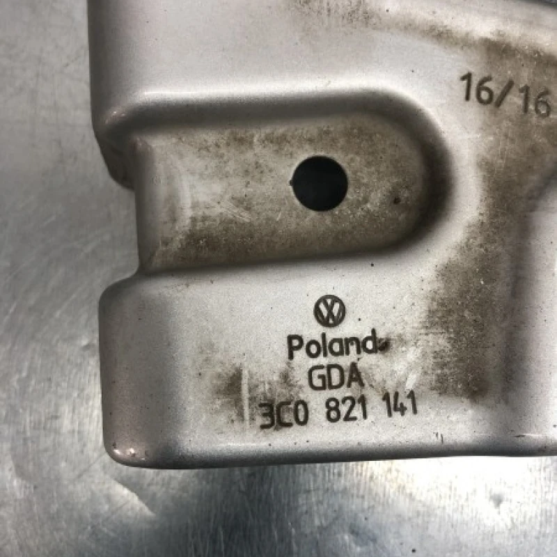 Suport aripa stanga dreapta / Volkswagen Passat B6 2010 / Caroserie, oglinzi si faruri