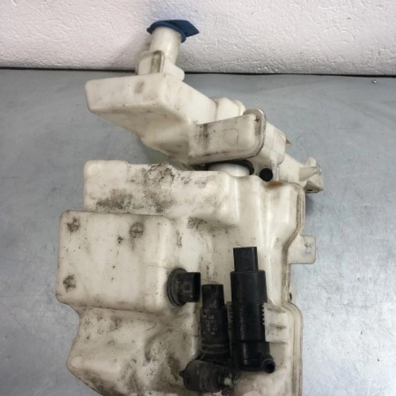 Vas lichid parbriz strop gel / Volkswagen Passat B6 2010 / Caroserie, oglinzi si faruri