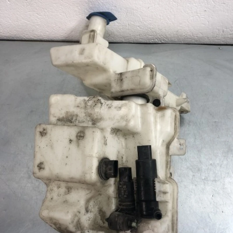 Vas lichid parbriz strop gel / Volkswagen Passat B6 2010 / Caroserie, oglinzi si faruri