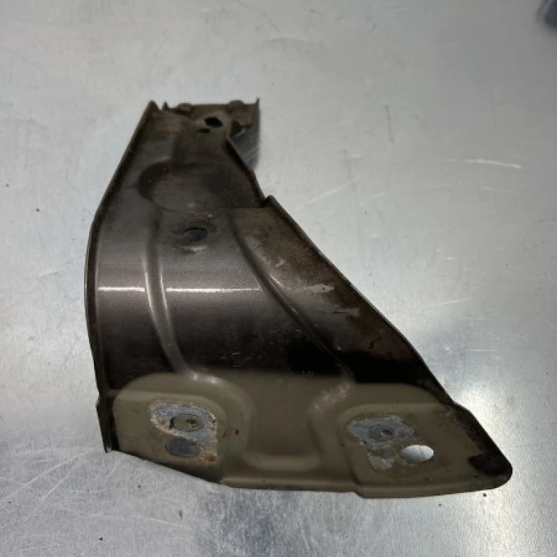 Suport aripa dreapta / Volkswagen Passat B7 2011 / Caroserie, oglinzi si faruri