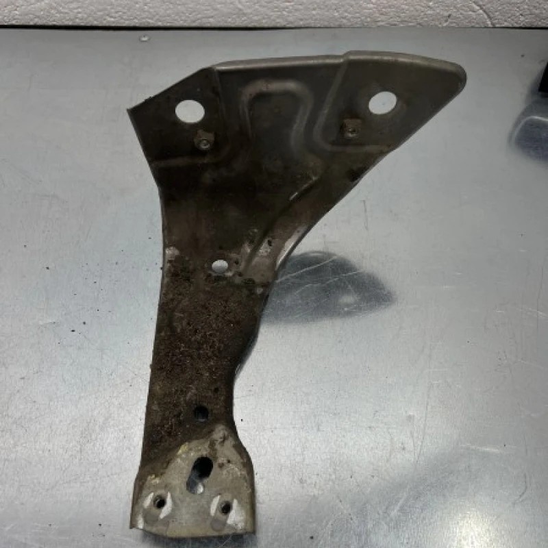 Suport aripa dreapta / Volkswagen Passat B7 2011 / Caroserie, oglinzi si faruri