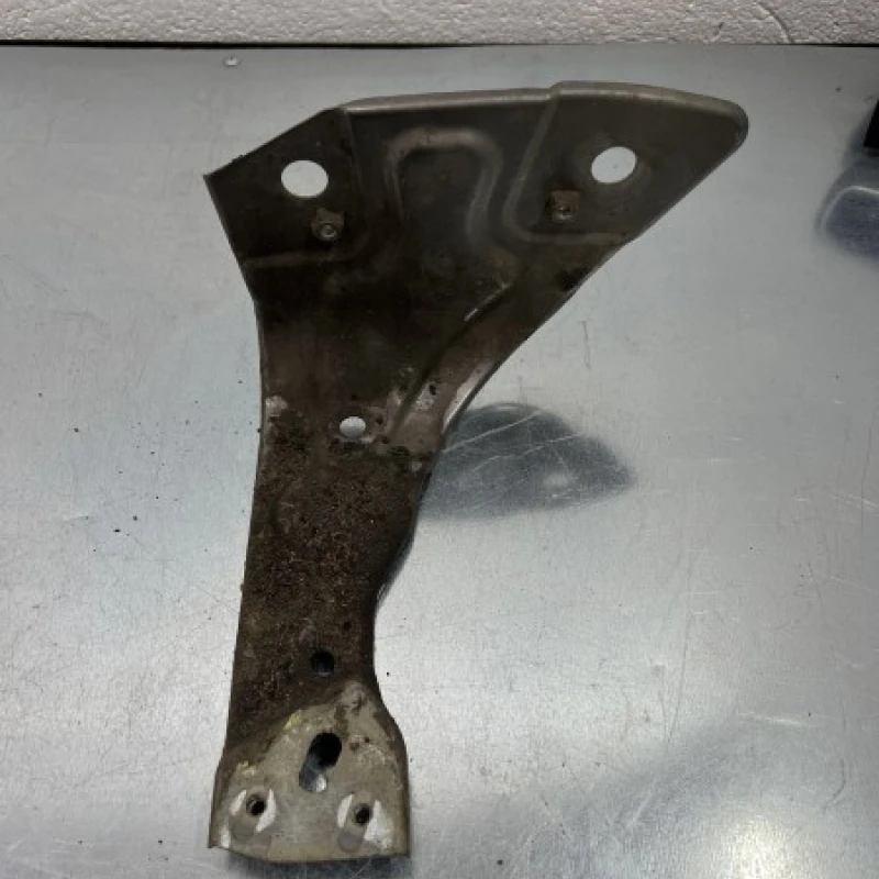 Suport aripa dreapta / Volkswagen Passat B7 2011 / Caroserie, oglinzi si faruri