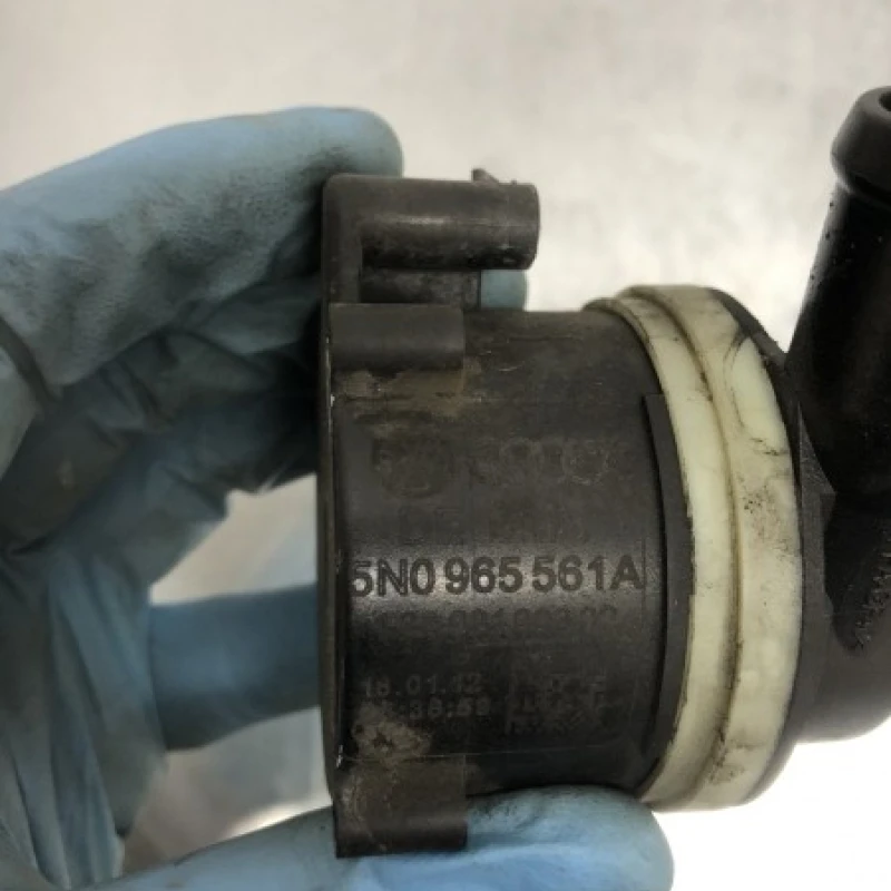 Pompa auxiliara recirculare apa / Volkswagen Passat B7 2012 / Motor, racire si evacuare