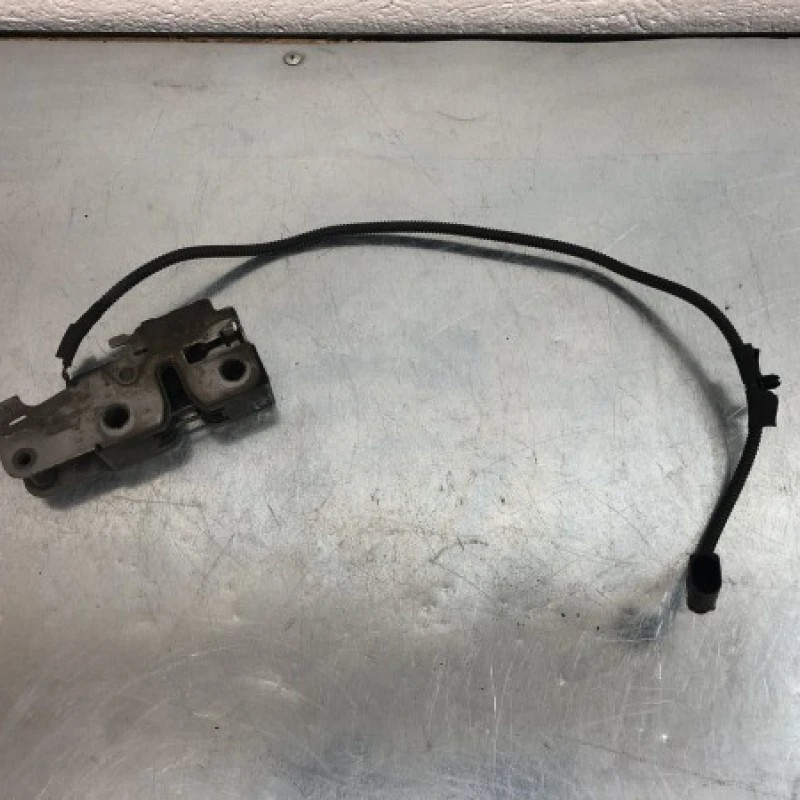 Iala broasca capota / Volkswagen Golf MK6 2010 / Caroserie, oglinzi si faruri