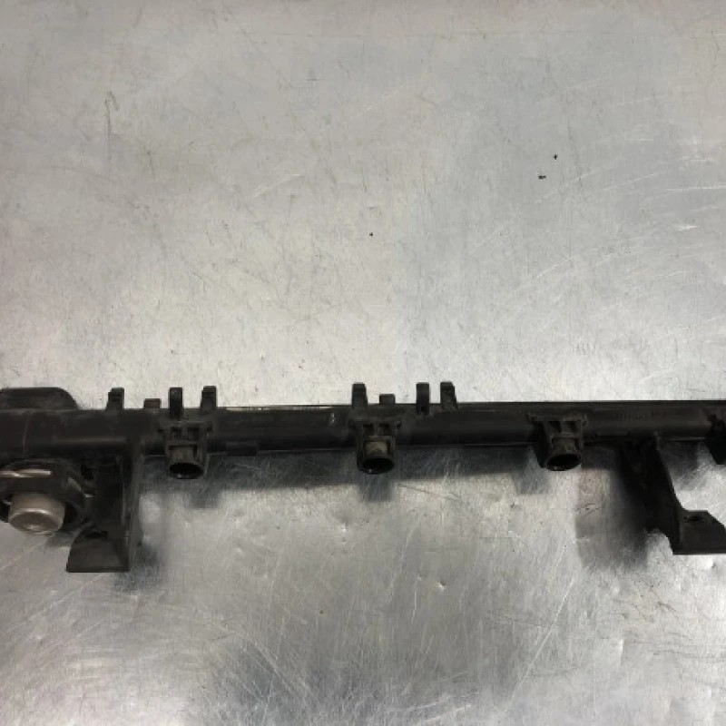 Rampa injectoare cu senzor / Ford Fiesta MK6 2011 / Motor, racire si evacuare