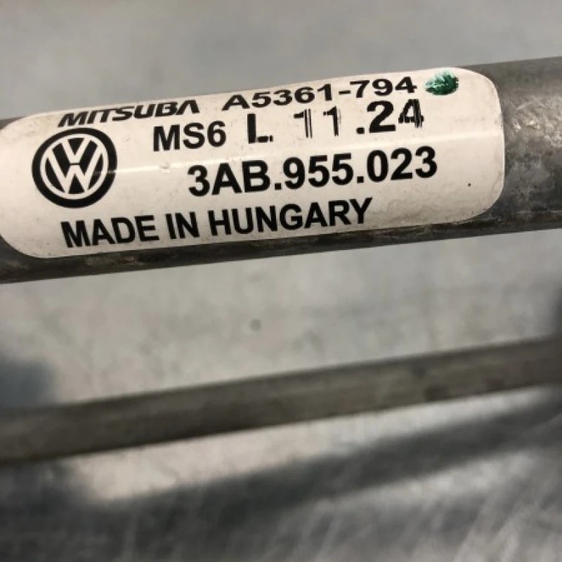 Ansamblu stergatoare cu motoras / Volkswagen Passat B7 2013 / Caroserie, oglinzi si faruri