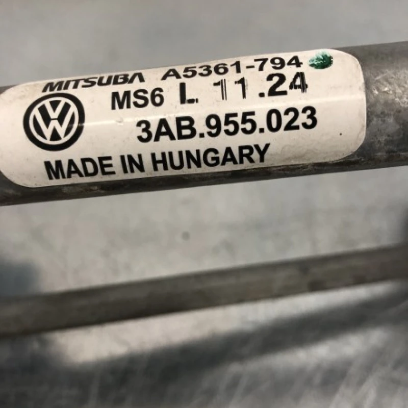 Ansamblu stergatoare cu motoras / Volkswagen Passat B7 2013 / Caroserie, oglinzi si faruri
