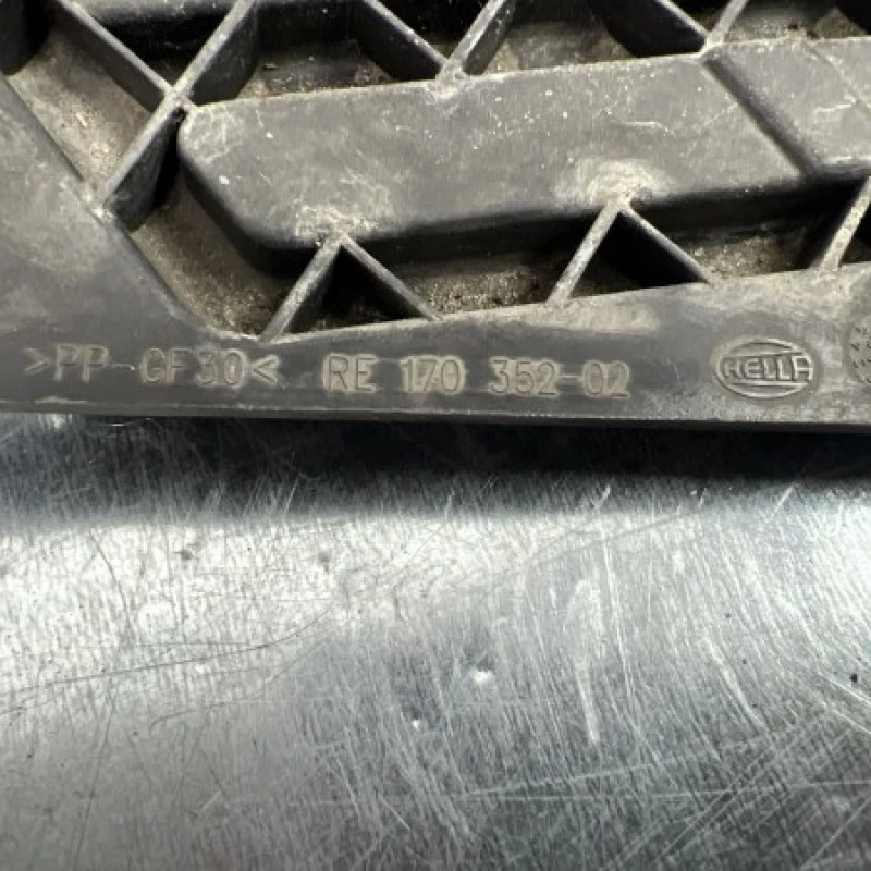 Suport far stanga / Ford Fiesta MK6 2011 / Caroserie, oglinzi si faruri