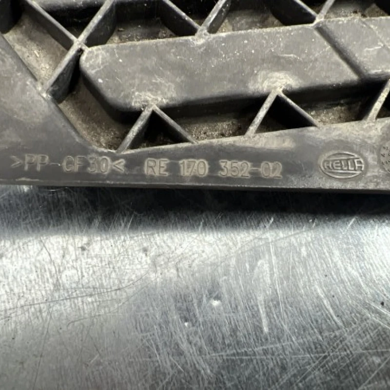 Suport far stanga / Ford Fiesta MK6 2011 / Caroserie, oglinzi si faruri