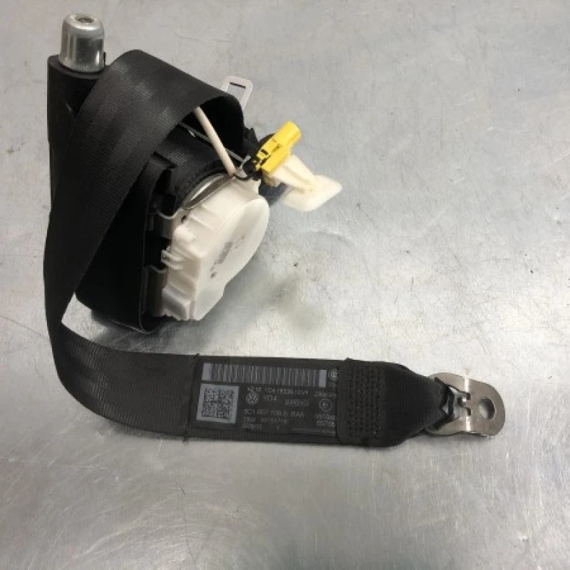 Centura dreapta fata / Volkswagen Passat B7 2013 / Interior