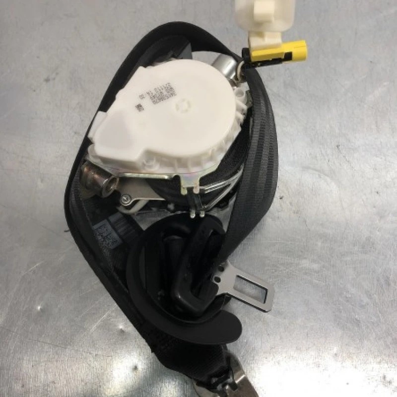 Centura dreapta fata / Volkswagen Passat B7 2013 / Interior