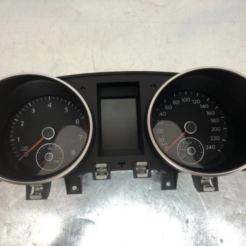 Ceas bord / Volkswagen   2010 / Audio si electronice