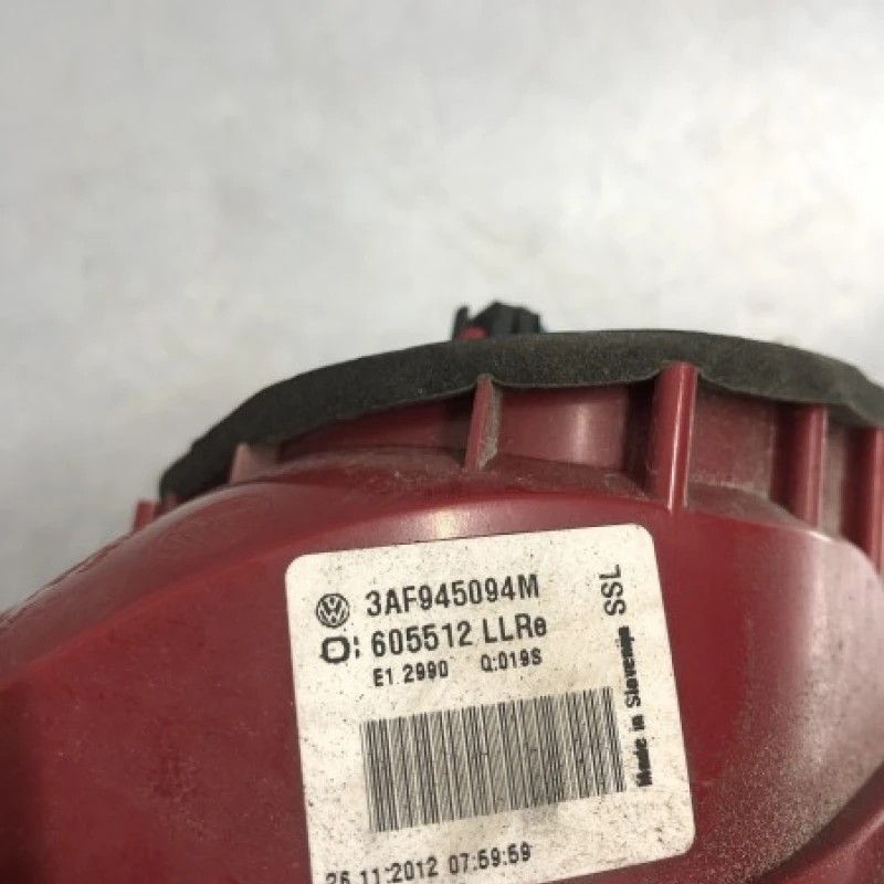 Stop dreapta haion / Volkswagen Passat B7 2013 / Caroserie, oglinzi si faruri