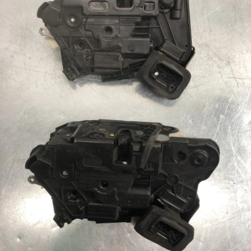 Iala broasca usa stanga fata spate / Volkswagen Polo 6R 2011 / Caroserie, oglinzi si faruri