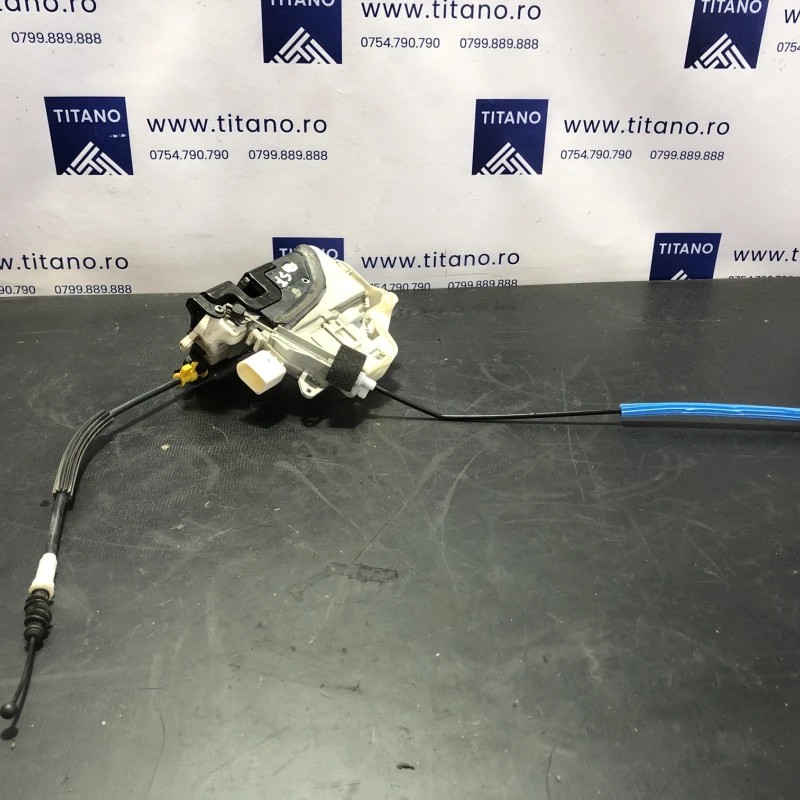 Broasca usa stanga fata / Audi A4 B8 2013 / Caroserie, oglinzi si faruri
