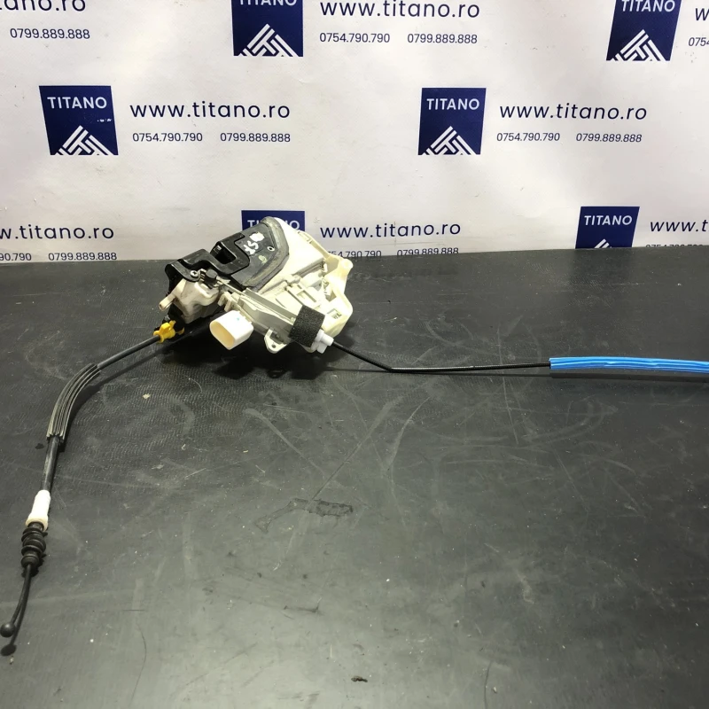 Broasca usa stanga fata / Audi A4 B8 2013 / Caroserie, oglinzi si faruri