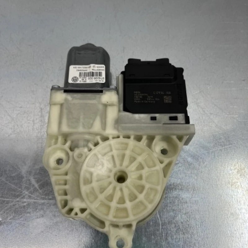 Motoras geam dreapta spate / Volkswagen Passat B7 2013 / Audio si electronice