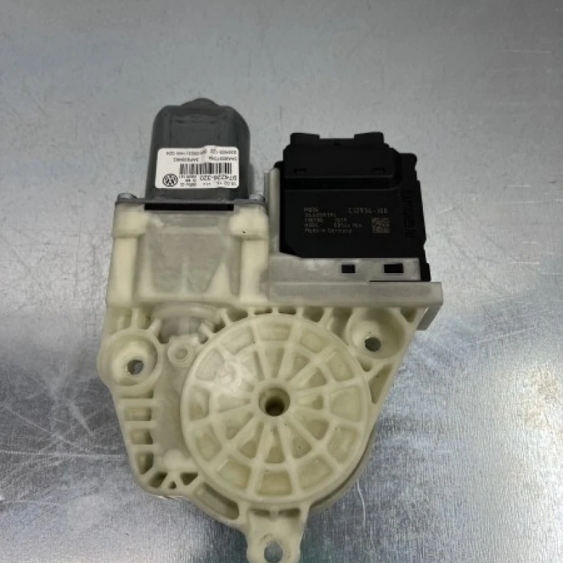 Motoras geam dreapta spate / Volkswagen   2013 / Audio si electronice
