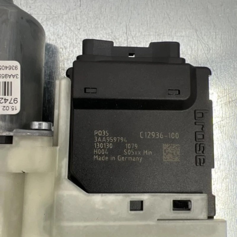 Motoras geam dreapta spate / Volkswagen Passat B7 2013 / Audio si electronice
