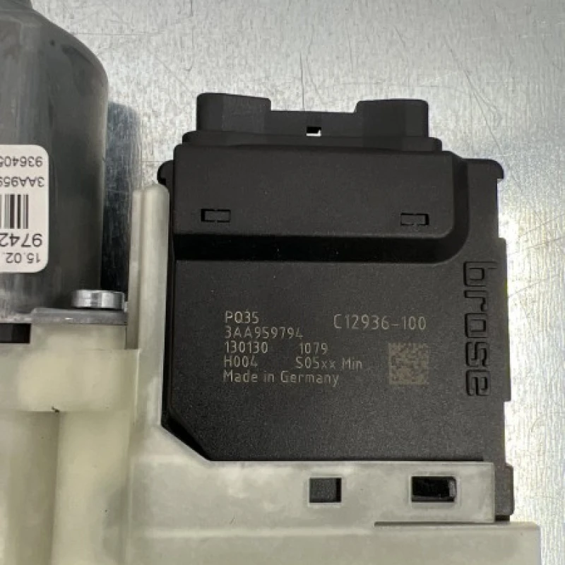 Motoras geam dreapta spate / Volkswagen   2013 / Audio si electronice