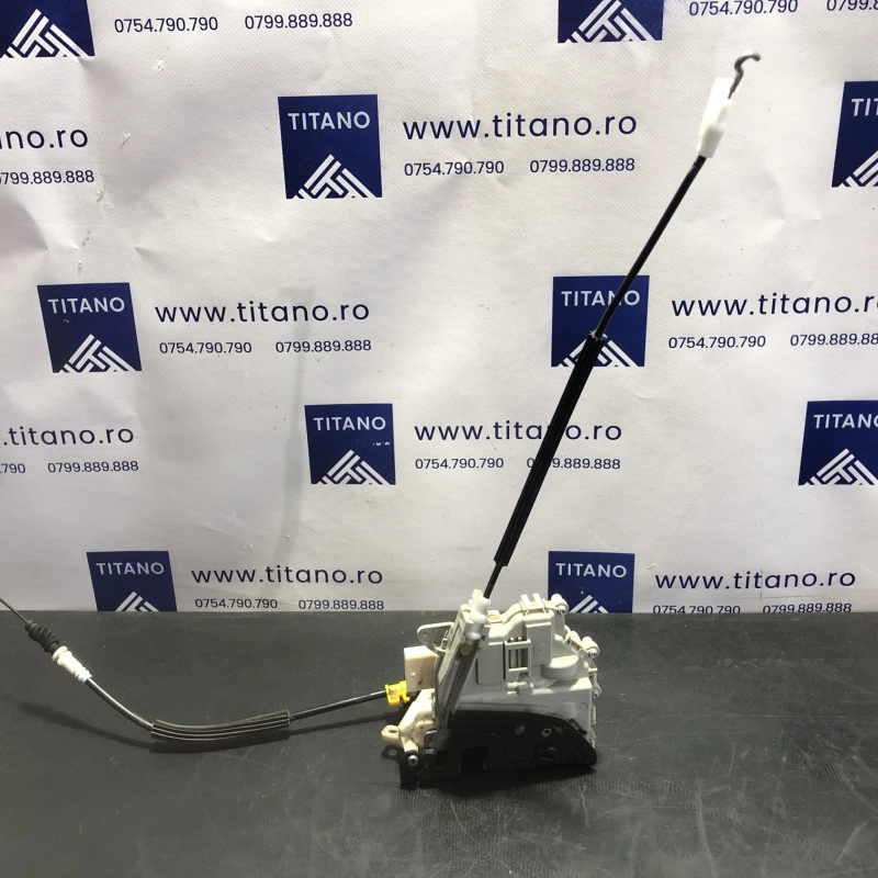 Iala broasca usa stanga spate / Audi A4 B8 2013 / Caroserie, oglinzi si faruri