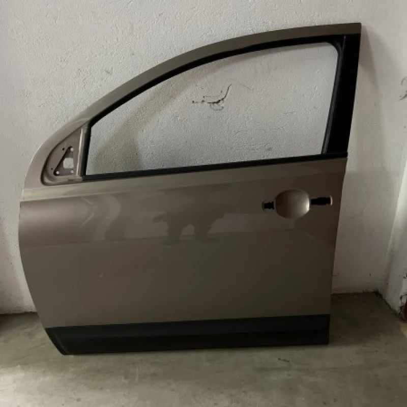 Usa stanga fata Nissan 