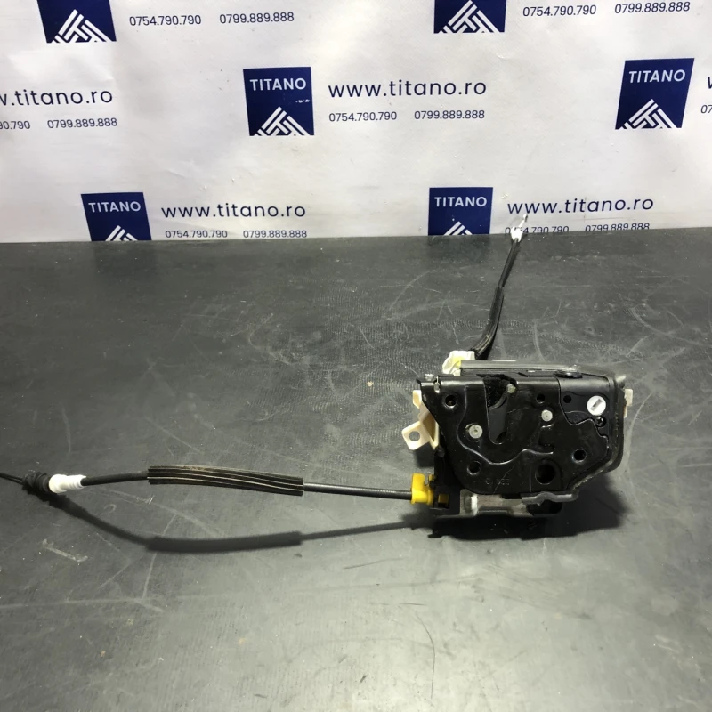 Iala broasca usa stanga spate / Audi A4 B8 2013 / Caroserie, oglinzi si faruri