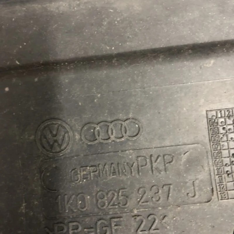 Scut motor / Volkswagen Golf MK6 2011 / Caroserie, oglinzi si faruri