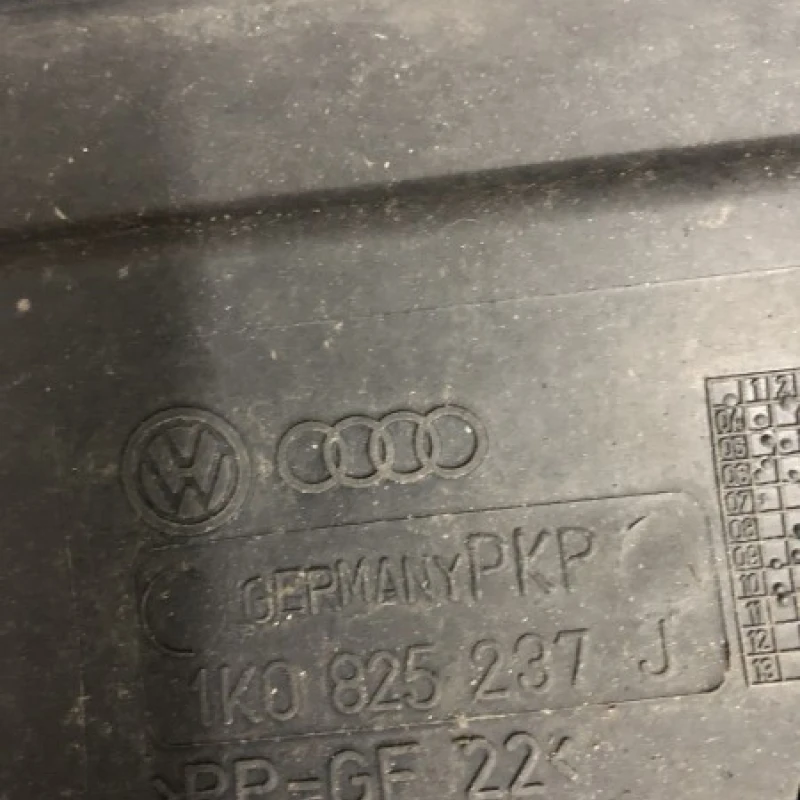 Scut motor / Volkswagen Golf MK6 2011 / Caroserie, oglinzi si faruri