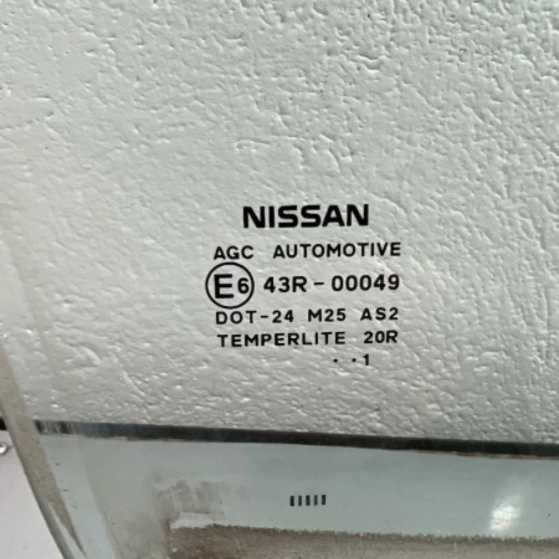 Geam dreapta fata / Nissan   2011 / Caroserie, oglinzi si faruri