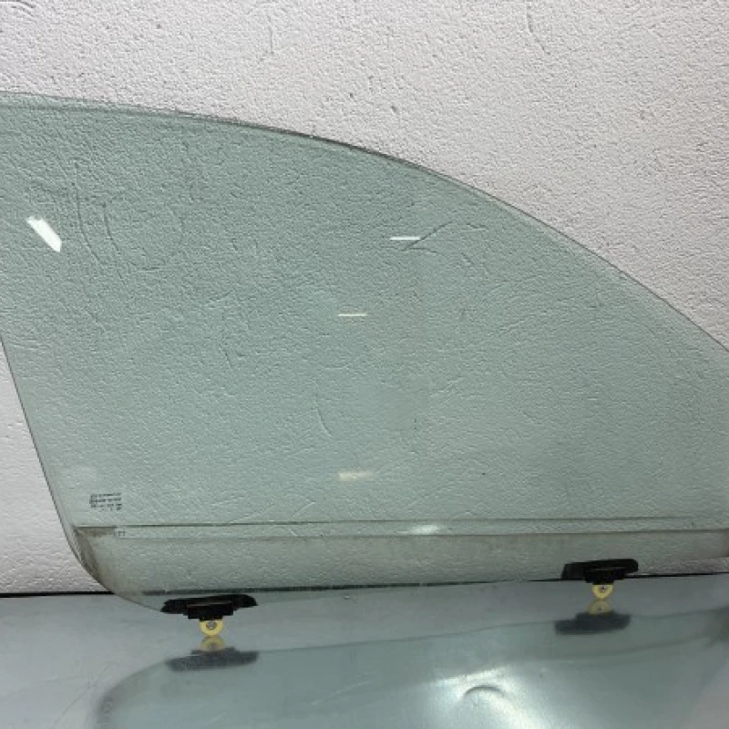 Geam dreapta fata Mitsubishi 