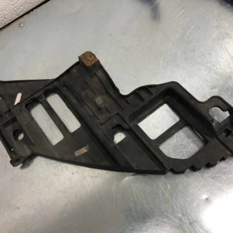 Suport far / Volkswagen Golf MK6 2011 / Caroserie, oglinzi si faruri