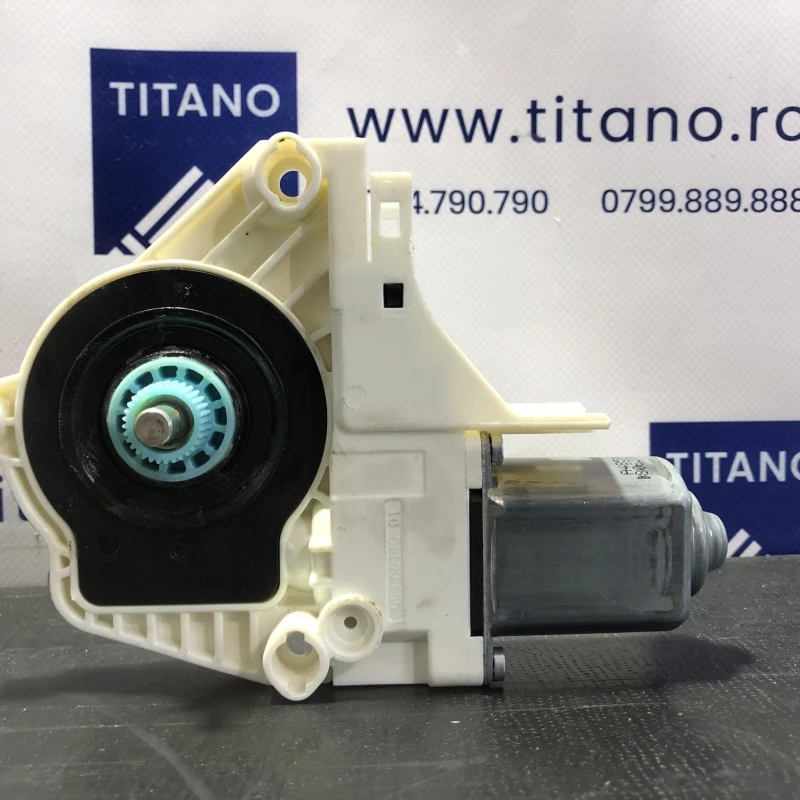 Motoras geam dreapta spate / Audi A4 B8 2013 / Audio si electronice