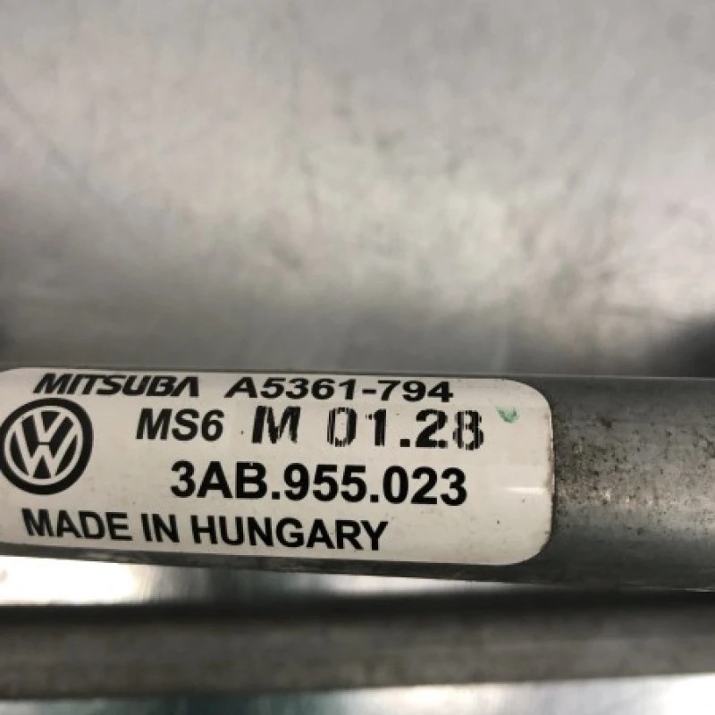 Ansamblu stergatoare cu motoras / Volkswagen Passat B7 2013 / Caroserie, oglinzi si faruri